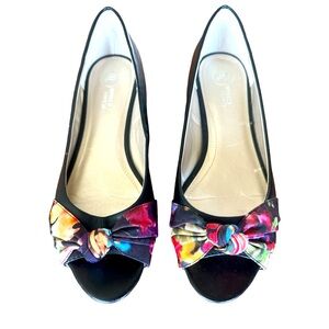 Women’s Size 10 Mootsies Tootsies, open toe floral and black flat